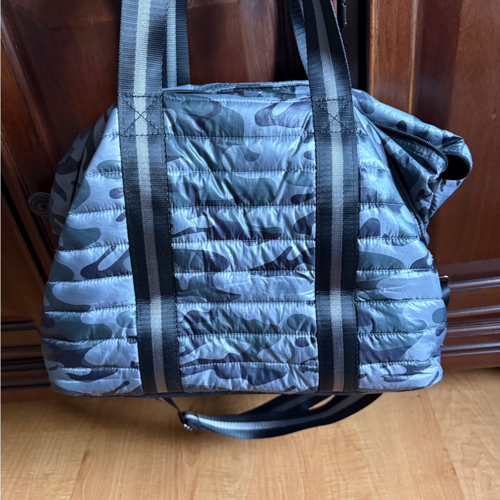 THINK ROLYN Wingman Bag Camouflage Gray Nylon Puffer Tote EUC - Picture 3 of 5